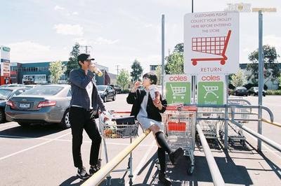 不再獨自旅行:生活原本樣子的婚紗照(40)_校園內外